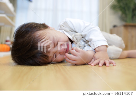 2歲哭鬧的孩子 96114107