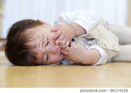 2歲哭鬧的孩子 2歲哭鬧的孩子 96114109