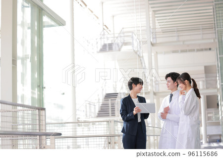 Male and female MRs and doctors having a meeting with a smile_1 96115686