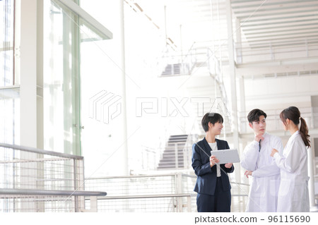 男女醫生在與 MR_1 交談時討論藥物 男女醫生在與 MR_1 交談時討論藥物 96115690