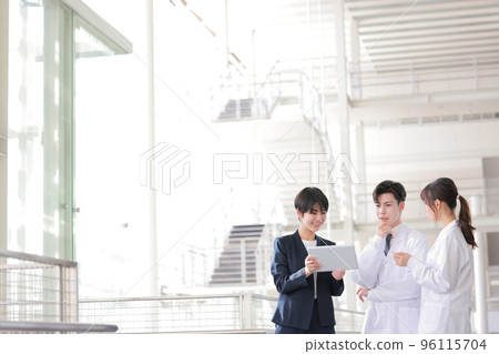 Male doctor talking to MR about the efficacy of pharmaceuticals_1 Male doctor talking to MR about the efficacy of pharmaceuticals_1 96115704
