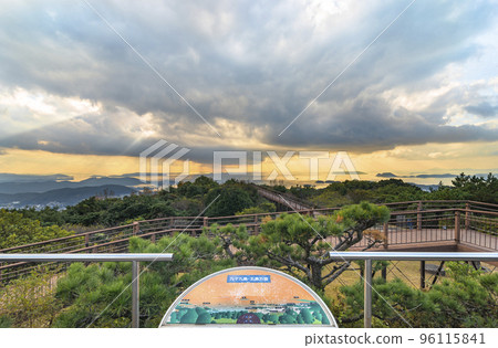 [Kyushu/Sasebo] The sunset in the direction of Goto in Kujukushima spreads out in front of the Yumihari Observatory map. 96115841