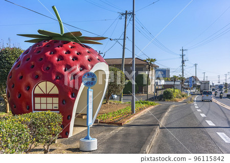 [Kyushu/Isahaya] Strawberry-shaped bus stop on Tokimeki Fruit Street used by prefectural buses. 96115842