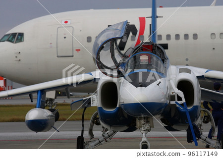 停放的 T-4 Blue Impulse 飛機(2008 那霸空軍基地航空節) 停放的 T-4 Blue Impulse 飛機(2008 那霸空軍基地航空節) 96117149