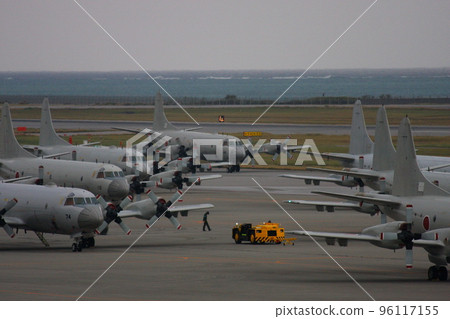 停放的海上自衛隊 P-3C 反潛巡邏機（2008 那霸空軍基地航空節） 96117155