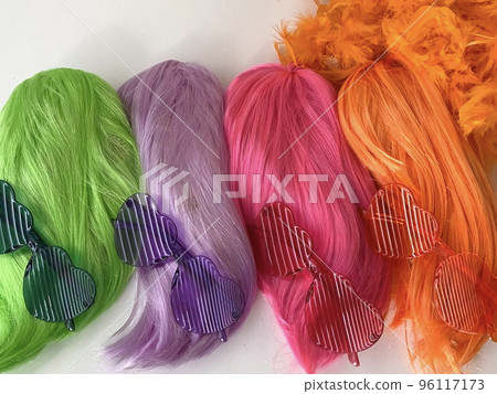 五顏六色的假髮和太陽鏡 96117173