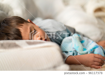 孩子睡在床上睡覺圖片 孩子睡在床上睡覺圖片 96117378