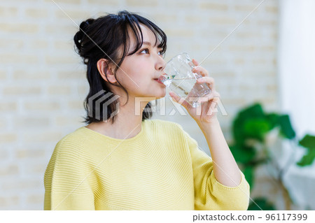 年輕女子喝水 96117399