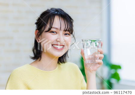 年輕女子喝水 96117470