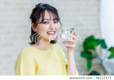 年輕女子喝水 96117471