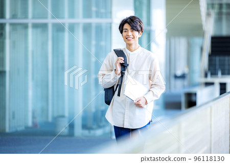 走在校園裡的大學生 96118130