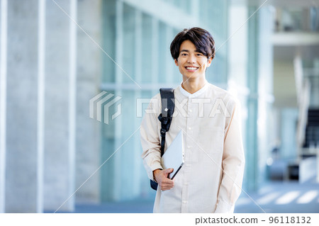 走在校園裡的大學生 96118132