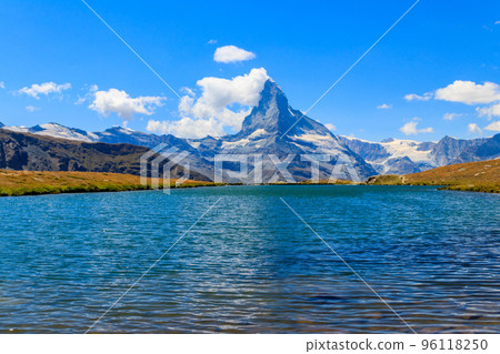 View of Stelli Lake (Stellisee) and Matterhorn mountain at summer in Zermatt, Swiss Alps, Switzerland 96118250