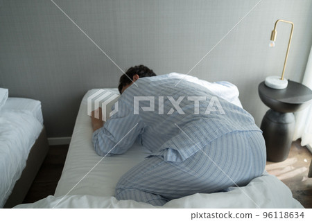 A man in his 40s in the bedroom 96118634