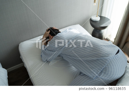 一個40多歲的男人在臥室裡 96118635