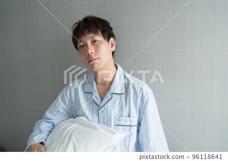 A man in his 40s in the bedroom 96118641