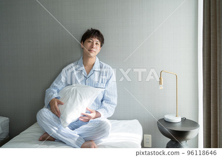 A man in his 40s in the bedroom 96118646