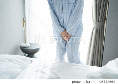 一個40多歲的男人在臥室裡 96118668