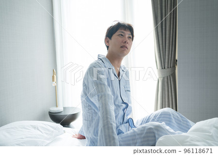 A man in his 40s in the bedroom 96118671