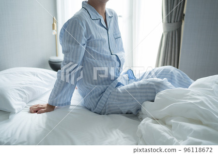 一個40多歲的男人在臥室裡 96118672