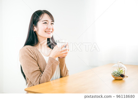 A Japanese woman who warms by drinking water and hot water (smile) 96118680
