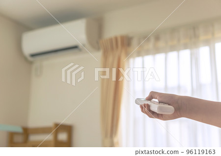 打開空調的女孩 打開空調的女孩 96119163