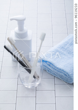 牙刷放在瓷磚上 96119210