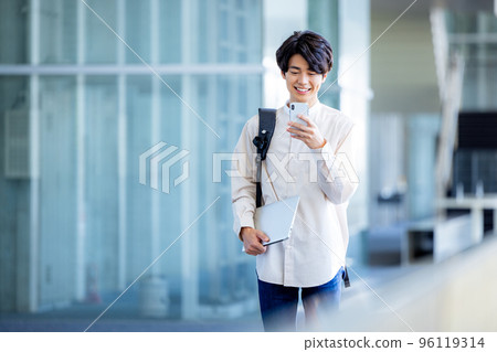 一個操作智能手機的人 96119314