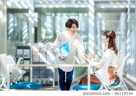 男人和女人在自由空間開會 96119334