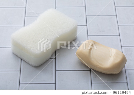 海綿和肥皂放在瓷磚上 海綿和肥皂放在瓷磚上 96119494