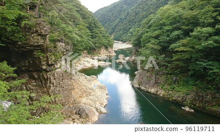 Nijimi hasi 瀑布和 Ryuokyo 峽谷在夏天 96119711