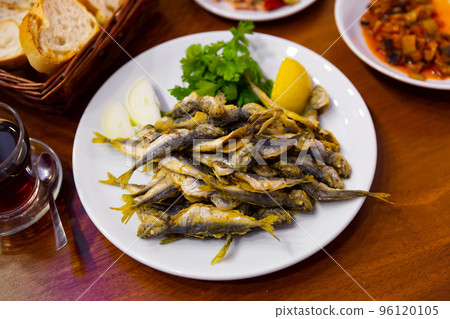 Fried fish red mullet 96120105