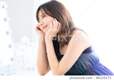 Female beauty beauty make-up 96120171