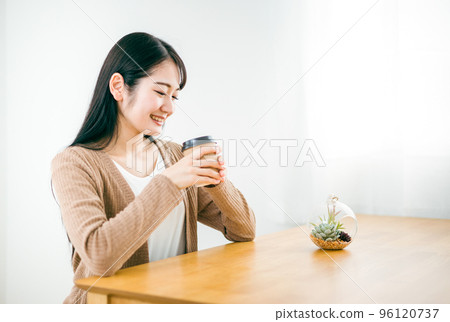 在家喝熱飲咖啡茶的女人 96120737