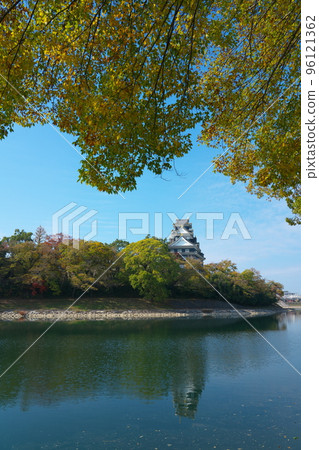 [Japan's Top 100 Castles] Autumn scenery of Okayama Castle tower and Asahikawa after major renovation in Reiwa 5 Kita Ward, Okayama City, Okayama Prefecture 96121362