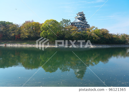 [Japan's Top 100 Castles] Autumn scenery of Okayama Castle tower and Asahikawa after major renovation in Reiwa 7 Kita Ward, Okayama City, Okayama Prefecture 96121365