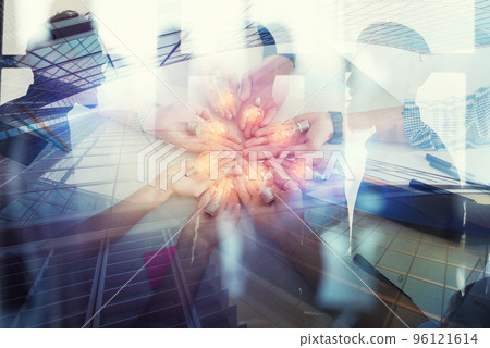 Teamwork and brainstorming concept with businessmen that share an idea with a lamp. Concept company startup. Double exposure Teamwork and brainstorming concept with businessmen that share an idea with a lamp. Concept company startup. Double exposure 96121614