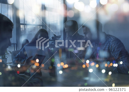 Silhouette of business people work together in office. Concept of teamwork and partnership. double exposure 96122371