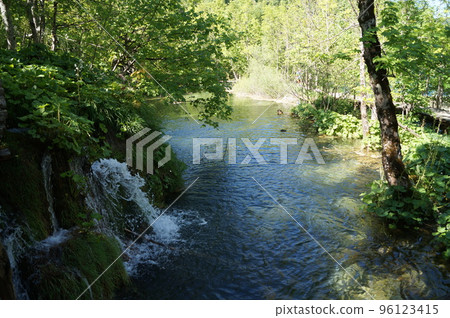 克羅地亞十六湖國家公園的瀑布和清澈的溪流 96123415