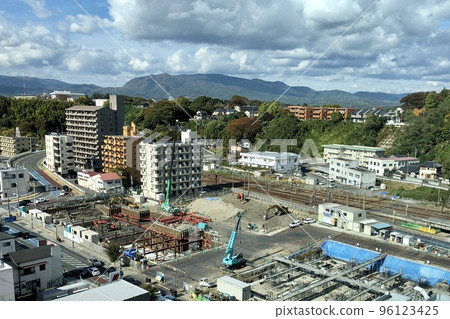 秋季天氣從建築物屋頂看當地城市的城市景觀和山脈 秋季天氣從建築物屋頂看當地城市的城市景觀和山脈 96123425