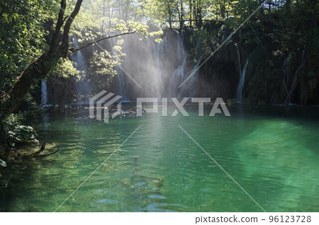 克羅地亞十六湖國家公園的瀑布和水霧 克羅地亞十六湖國家公園的瀑布和水霧 96123728