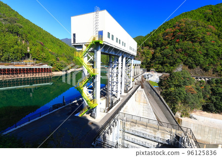 [Tokushima Prefecture] Changyasuguchi Dam in sunny weather 96125836