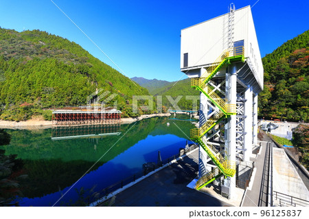 [Tokushima Prefecture] Changyasuguchi Dam in sunny weather 96125837