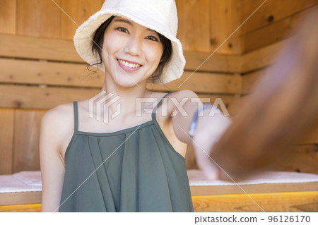 桑拿女孩在桑拿房裡做自划船 桑拿女孩在桑拿房裡做自划船 96126170