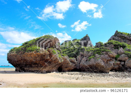 沖繩偏遠島嶼濱比嘉島的海灘 沖繩偏遠島嶼濱比嘉島的海灘 96126171