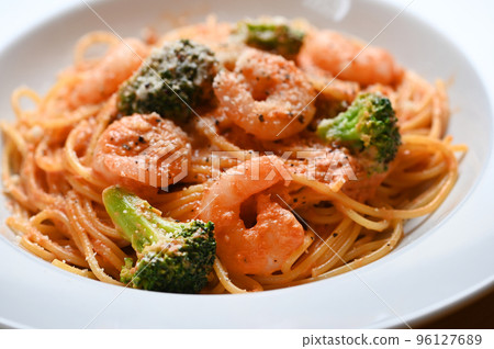 美味的蝦和西蘭花番茄奶油意大利面 96127689