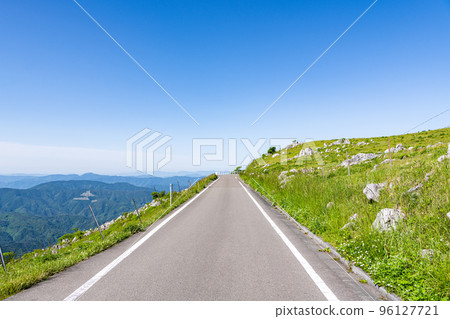 Ehime Prefecture, Shikoku Karst with beautiful fresh greenery and a road crossing the ridge (photographed in 2022) Ehime Prefecture, Shikoku Karst with beautiful fresh greenery and a road crossing the ridge (photographed in 2022) 96127721