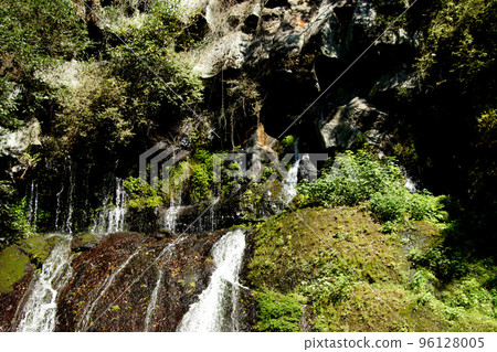 Beautiful natural scenery of Takachiho Gorge, a tourist attraction in Miyazaki Beautiful natural scenery of Takachiho Gorge, a tourist attraction in Miyazaki 96128005