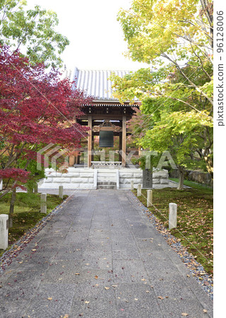 Chishaku-in Temple Bell Tower Autumn Leaves 96128006