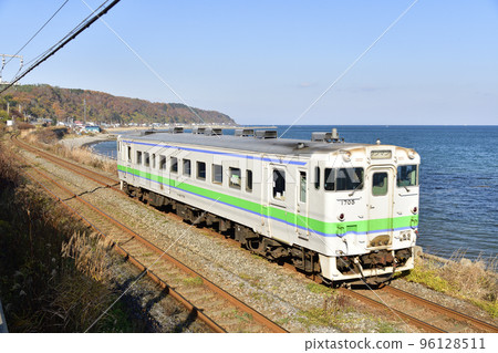 Shoot the scenery of the JR Hokkaido local train running along the coast in Morimachi, Hokkaido in late autumn Shoot the scenery of the JR Hokkaido local train running along the coast in Morimachi, Hokkaido in late autumn 96128511